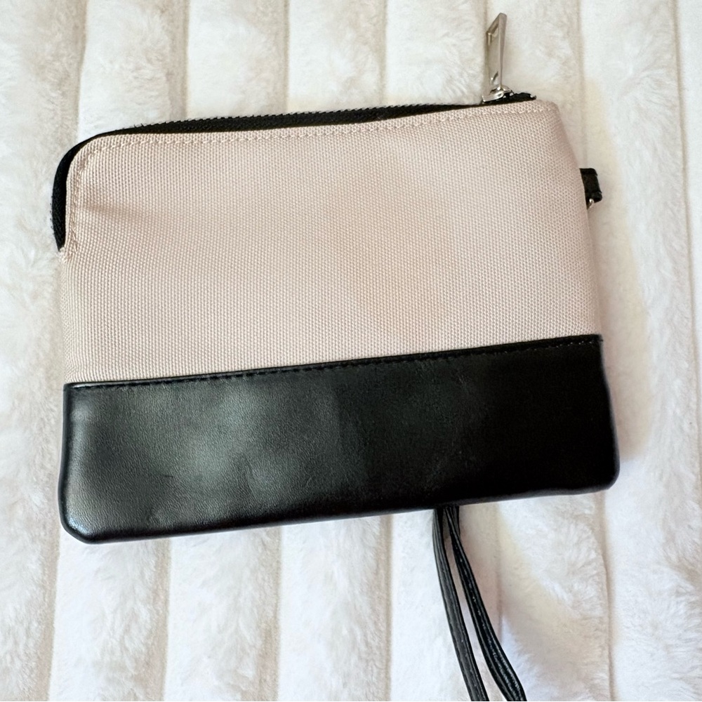 Stationery Lover Black and Cream Wristlet van stickie - Picture 2 of 4